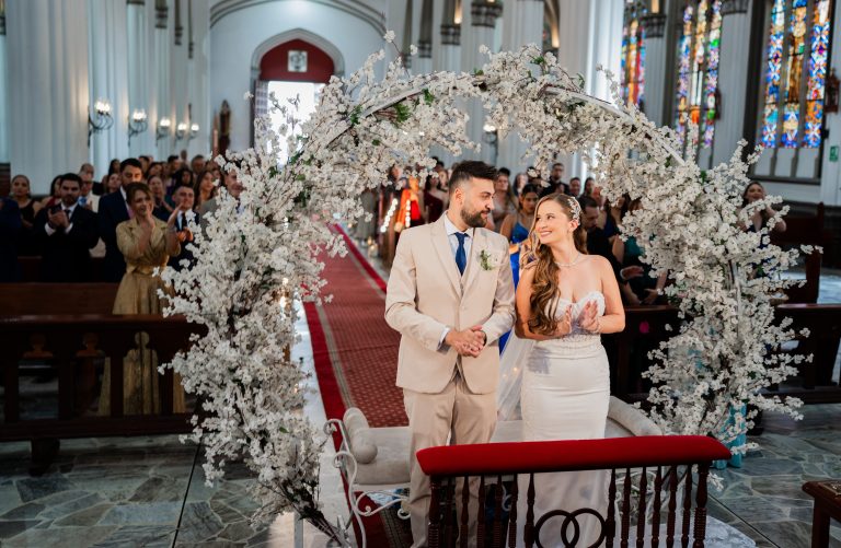 ceremonia-iglesia-arco-floral-pereira